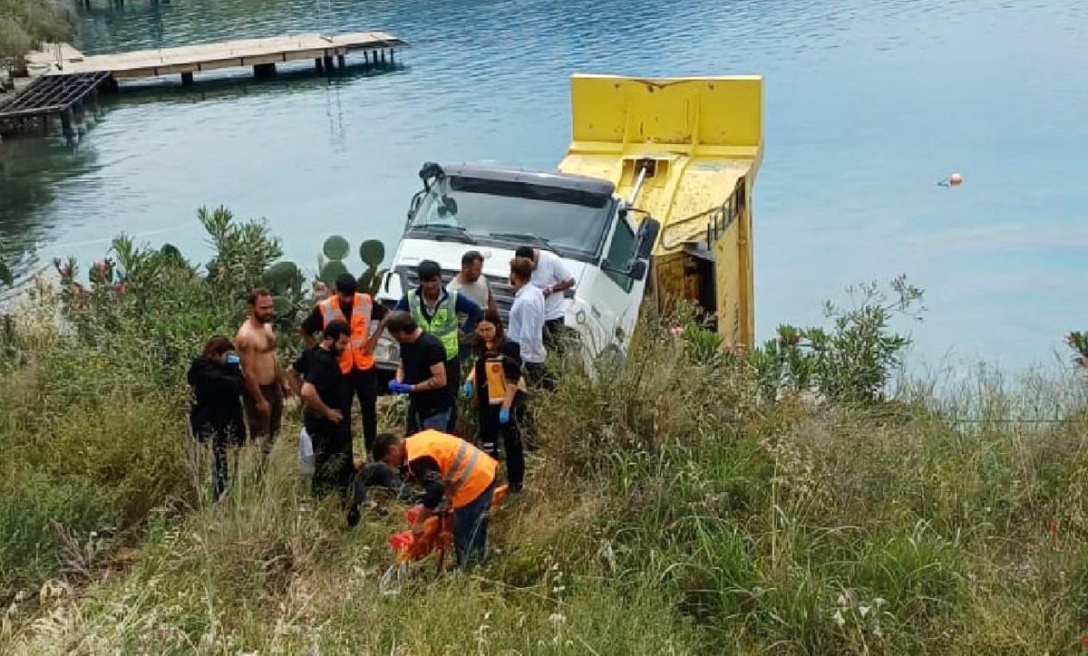 Bodrum'da Hafriyat Kamyonu Denize Düştü
