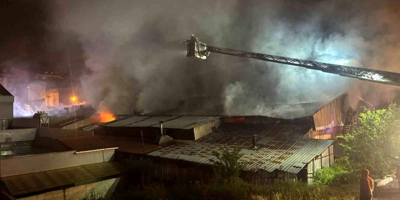 Arnavutköy'de Ahşap Tesisinde Yangın