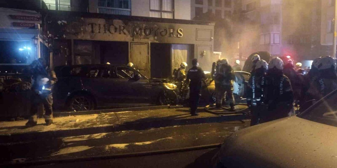 Kadıköy'de Otomobil Yangını Faciaya Yol Açtı