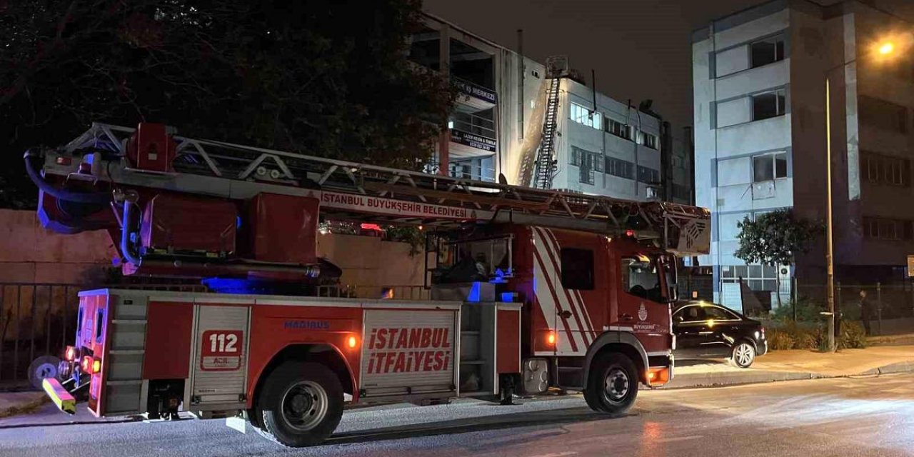 Zeytinburnu'nda İş Merkezi Çatısında Yangın