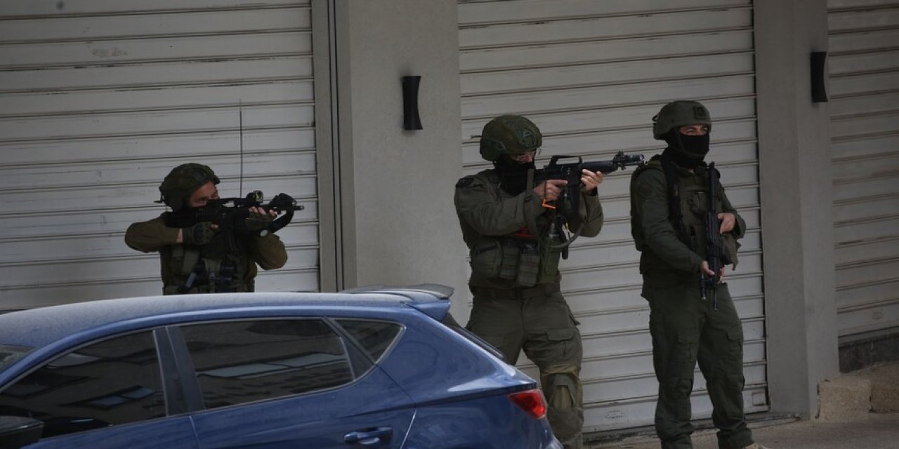İsrail Ordusu Batı Şeria’nın Nablus Kentine Düzenlediği Baskında 3 Filistinliyi Gözaltına Aldı