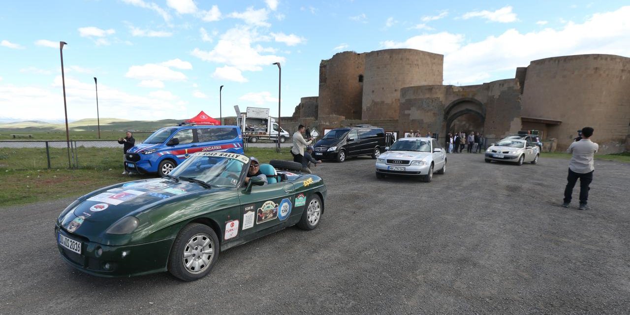İpek Yolu Rallisi Ekibi Kars'a Ulaştı