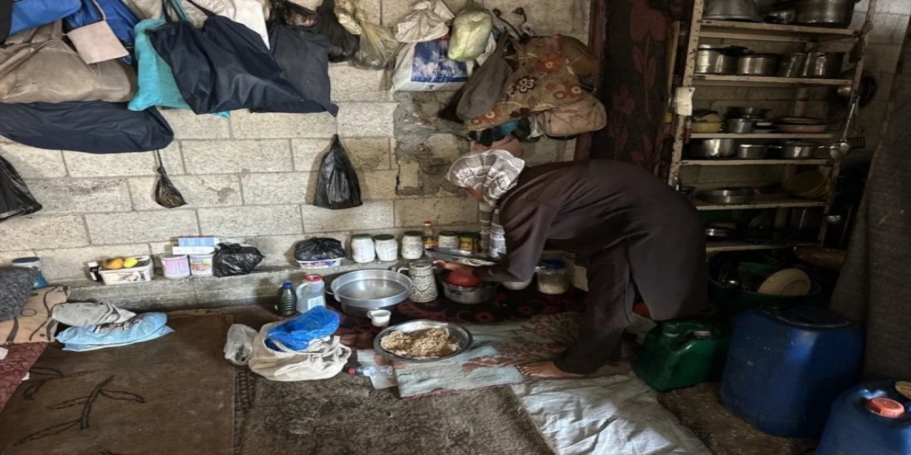 Gazze’de Bir Kap Yemek İçin Saatlerce Kuyruk: Kolu Kırık Kızıyla Hayatta Kalma Mücadelesi