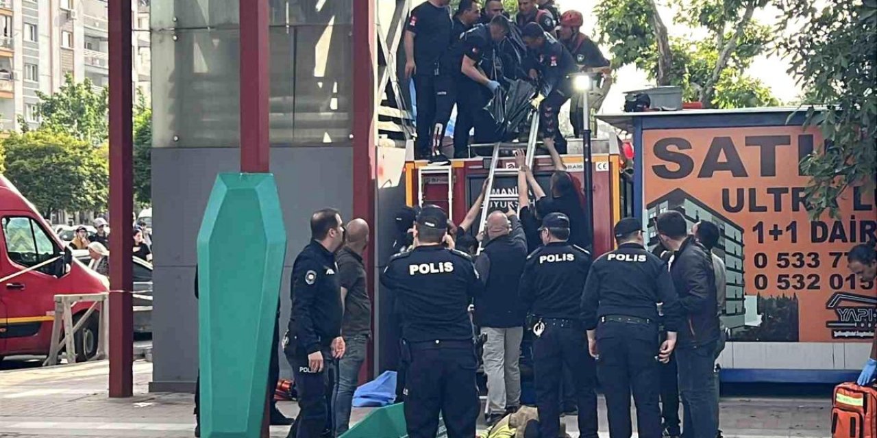 Yaya Geçidindeki Asansörde Sıkışan Genç Hayatını Kaybetti