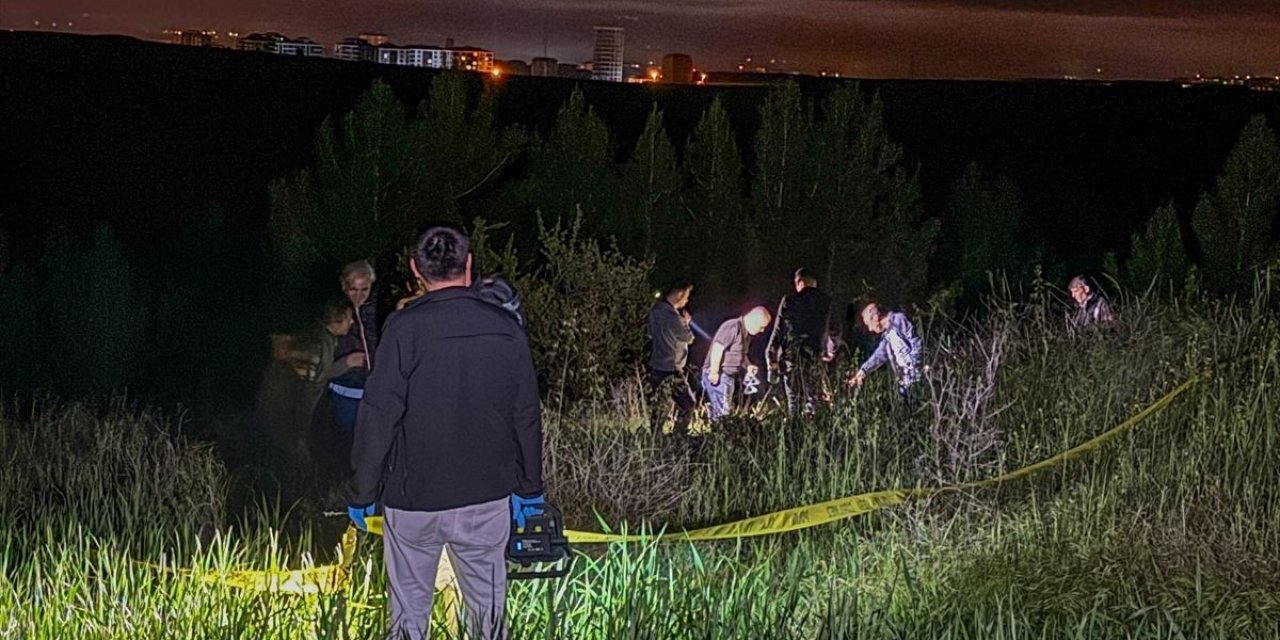 Uşak'ta Tarlada Yaşlı Adam Boğazı Kesilmiş Halde Ölü Bulundu