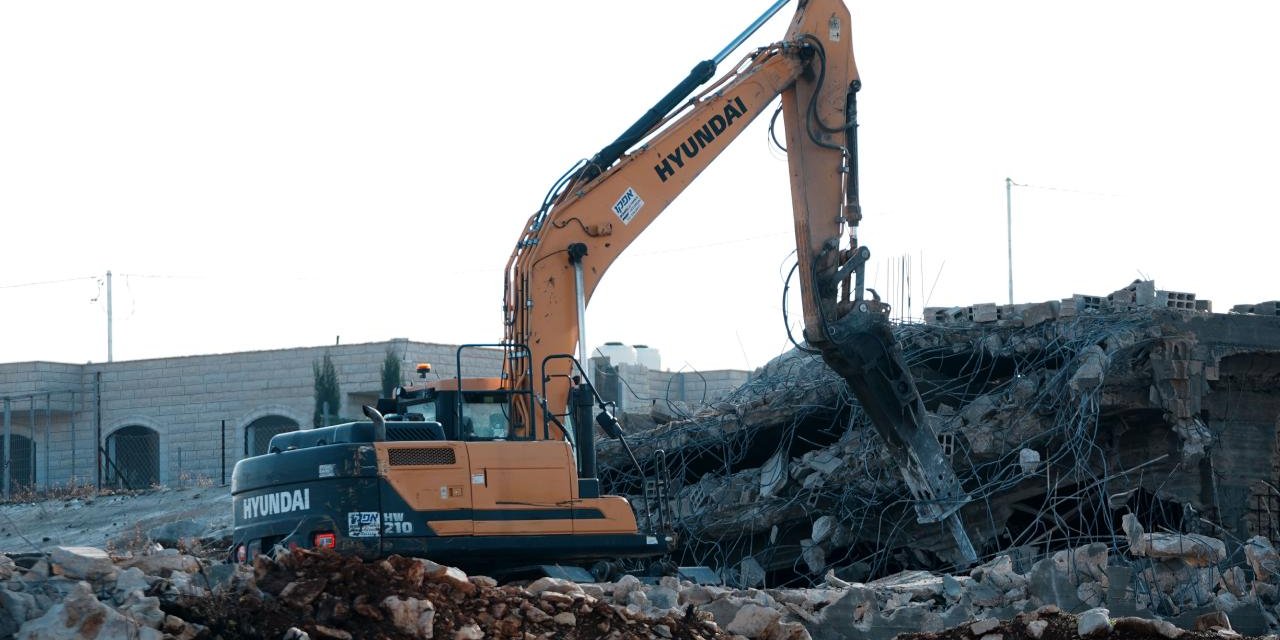 İşgalci İsrail Ordusu İşgal Altındaki Doğu Kudüs'te Filistinlilere Ait 40 Dükkanı Yıktı