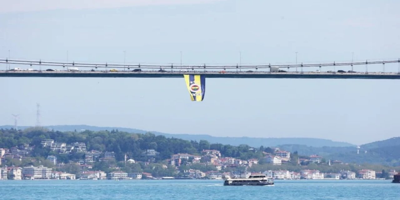 Fenerbahçe'nin Bayrakları Köprülere Asıldı