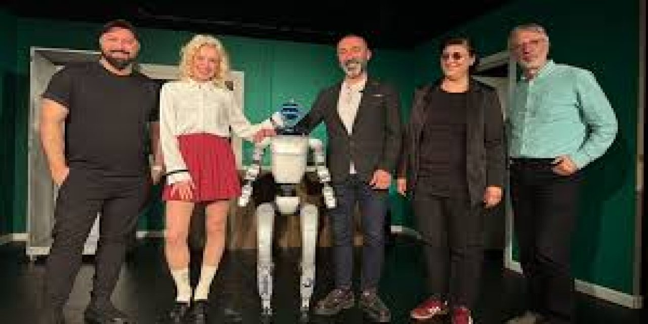 Yapay Zeka Destekli İnsansı Robot, İstanbul'da Tiyatro Sahnesine Çıkacak