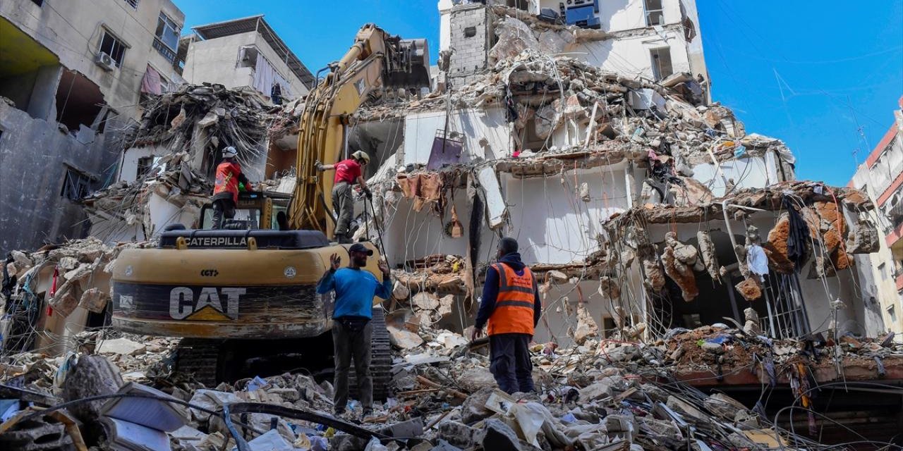 Soykırımcı İsrail'in Savaş Uçakları, Lübnan'ın Güneyinde Bir Sağlık Merkezi Yakınını Bombaladı