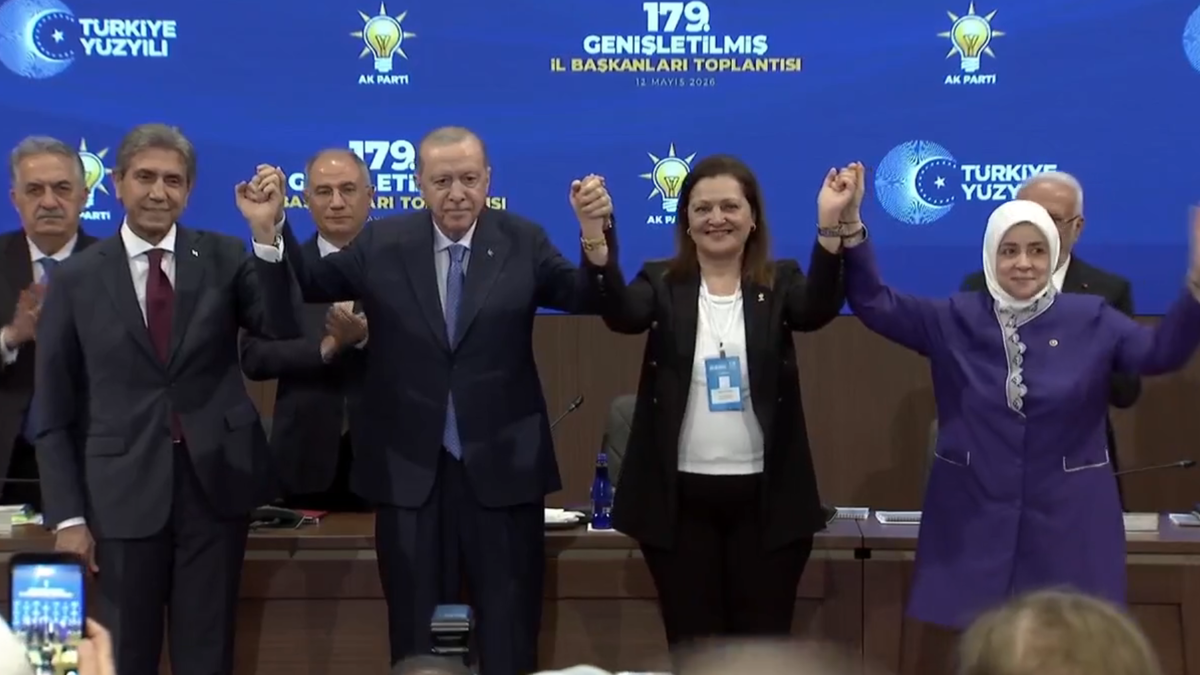 Afyonkarahisar Belediye Başkanı Burcu Köksal AK Parti'ye Katıldı Rozetini Cumhurbaşkanı Erdoğan Taktı