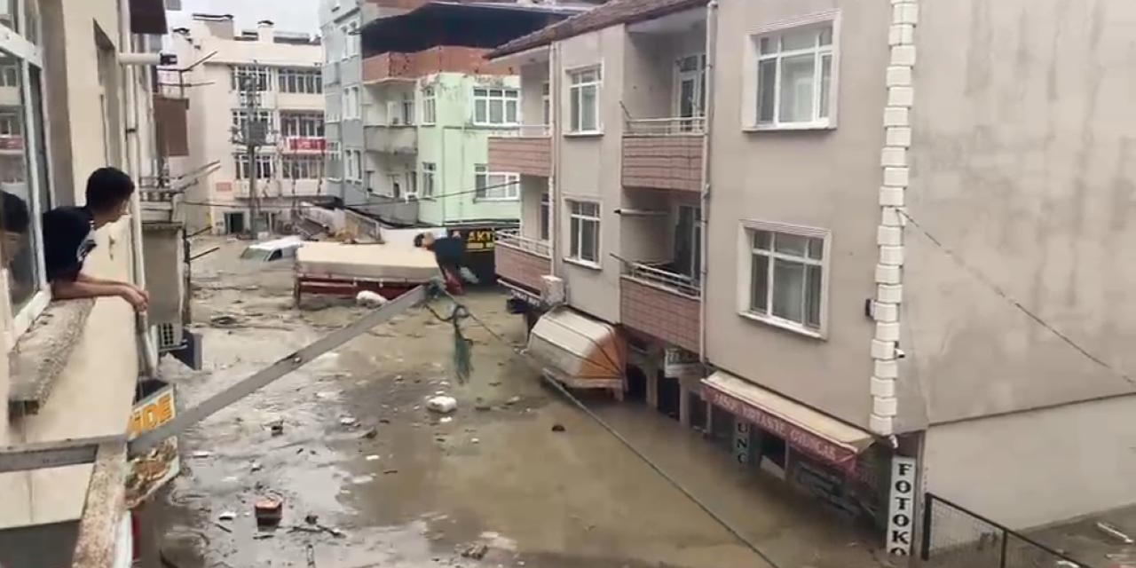Samsun'da Sağanak Sele Dönüştü: Cadde ve Sokaklar Sular Altında