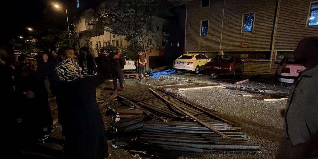 Bartın'da Şiddetli Fırtına Nedeniyle Çatı Uçtu, 6 Araç Hasar Gördü
