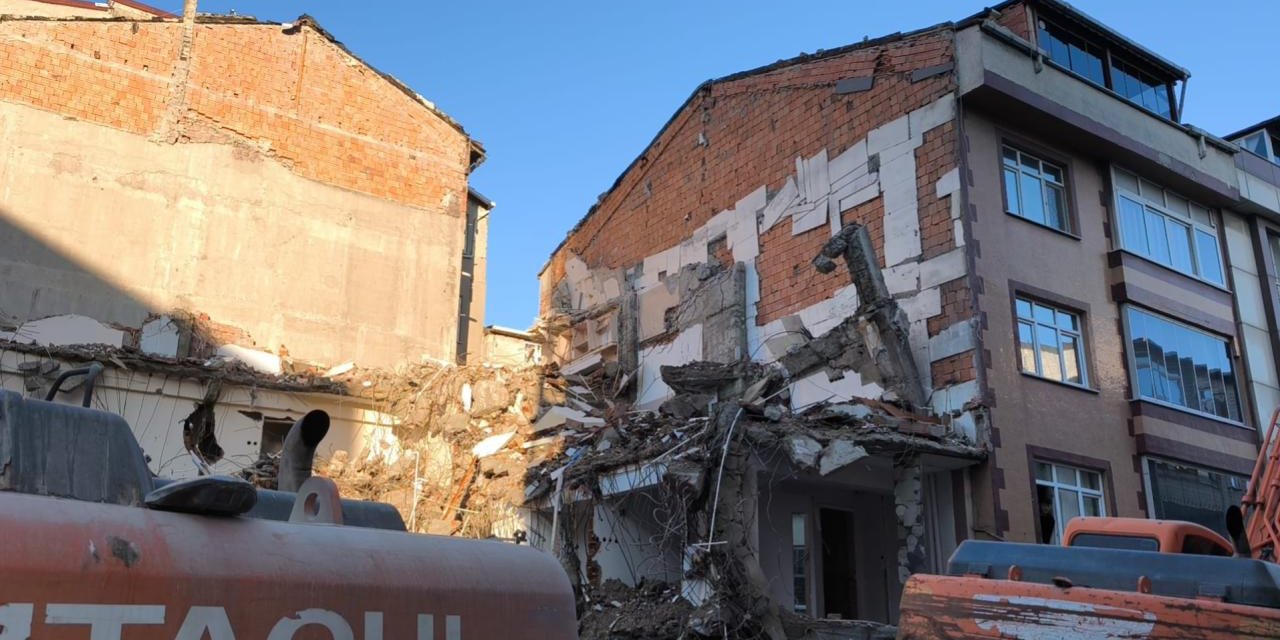 Sultangazi'de Yıkım Sırasında Bitişikteki İki Apartman Hasar Gördü