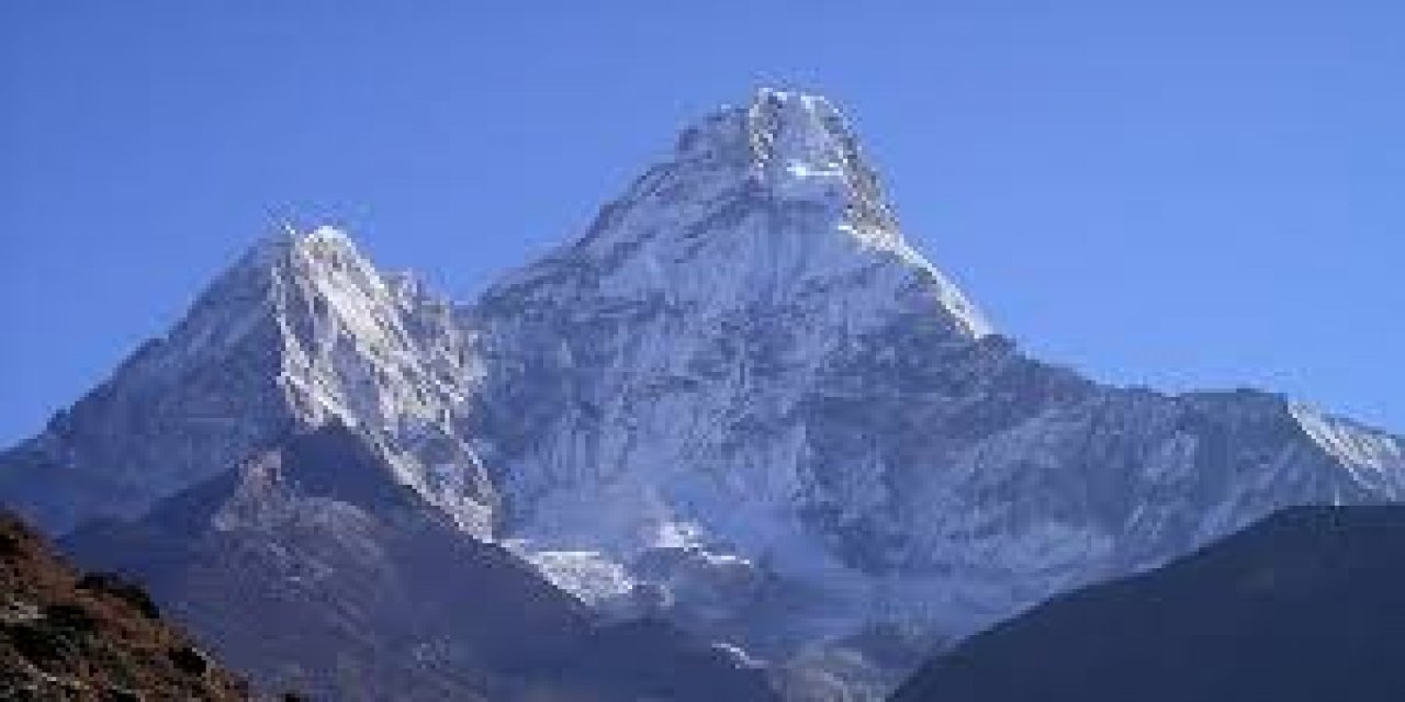 Everest Dağı'nda Bahar Tırmanış Sezonu Hazırlıklarının Tamamlanmasıyla Rota Resmi Olarak Açıldı
