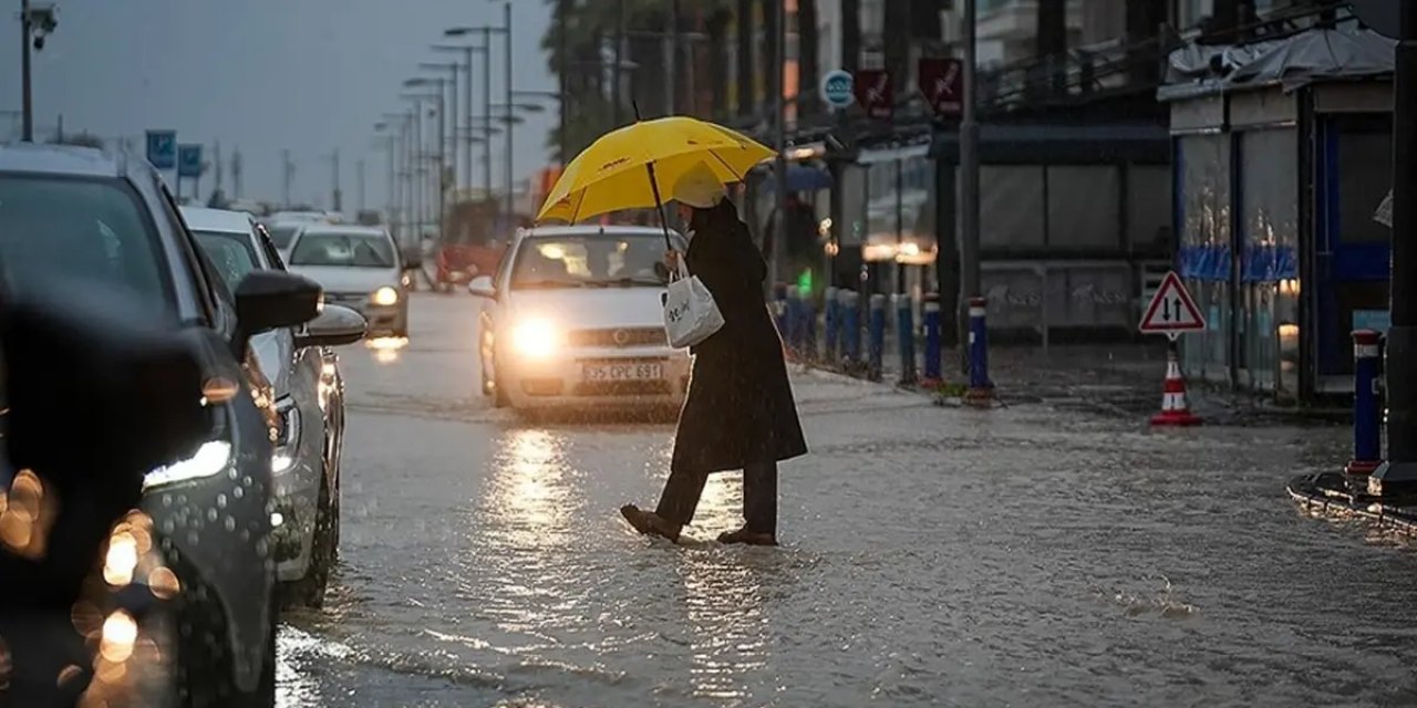 İçişleri Bakanlığı'ndan 10 İle 'Sarı' Kodlu Uyarı: Sağanak ve Fırtına Bekleniyor