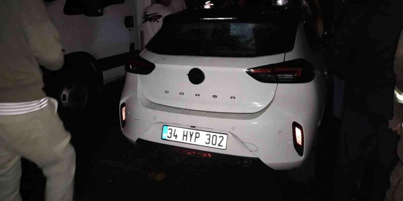 Üsküdar'da Oto Yangını Üç Araca Sıçradı