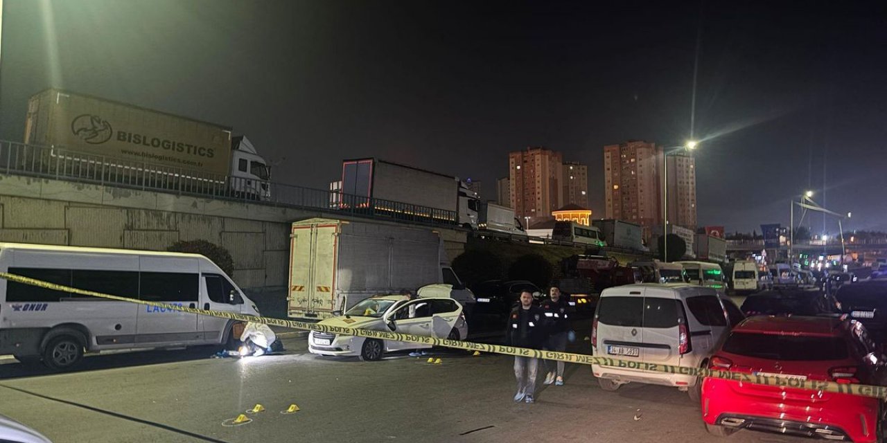 Küçükçekmece'de Bir Otomobil Dur İhtarına Uymadı: 1 Polis Yaralandı