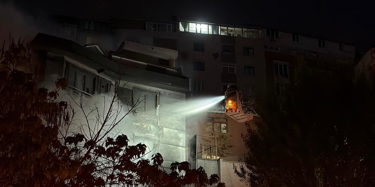 Şişli'de Motosiklette Çıkan Yangın, İş Yerini ve Binanın Dış Cephesini Sardı