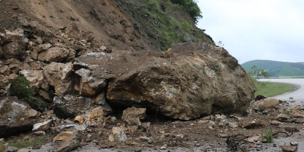 Tokat-Çat Kara Yolunda Heyelan Meydana Geldi