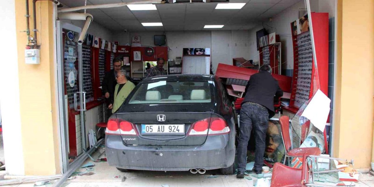 Fren Yerine Gaza Basan Sürücü Dükkanına Daldı