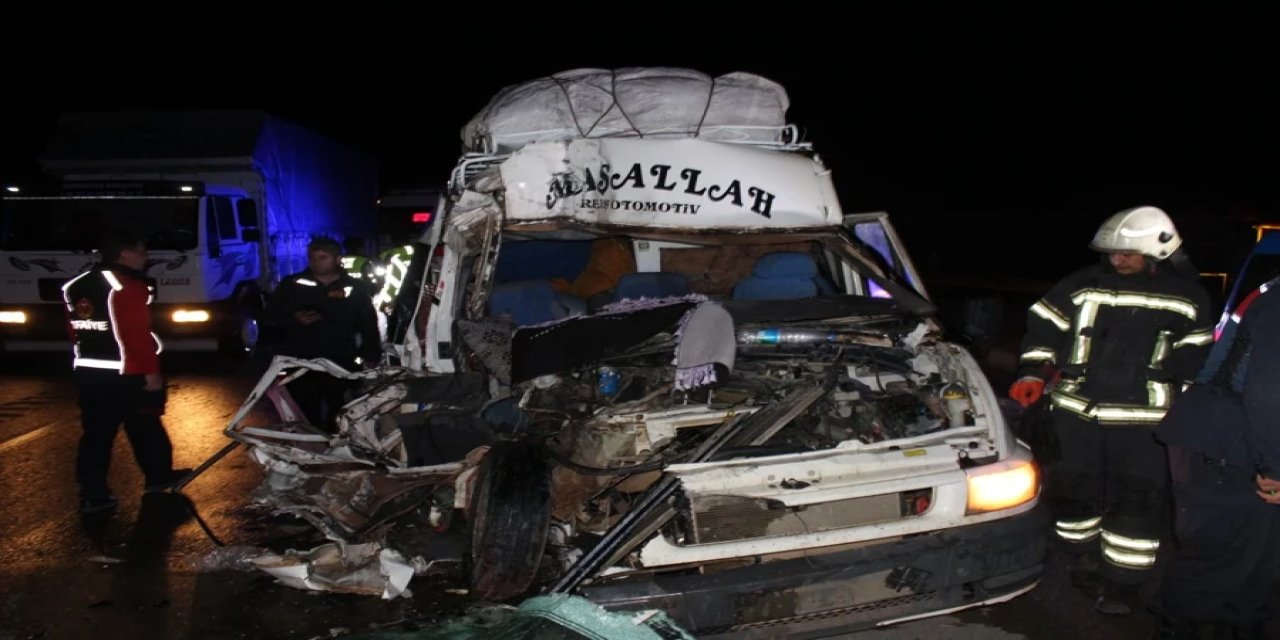 Katliam Gibi Kaza! Tarım İşçilerini Taşıyan Minibüs TIR'a Çarptı