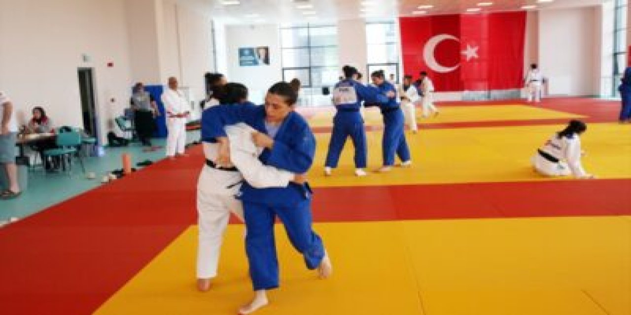 Sporcular Turnuvalardan Madalyalarla Döndü