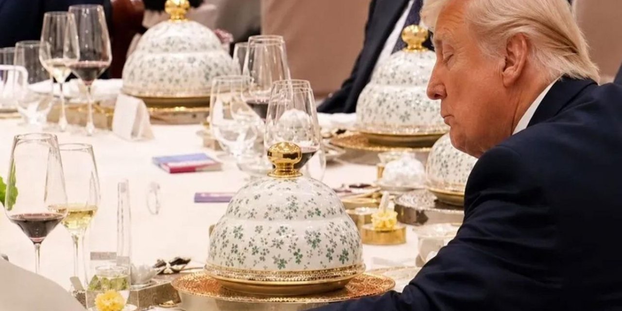 Şi Masadan Kalktı, Trump Dayanamayıp Gizlice Defterini Karıştırdı