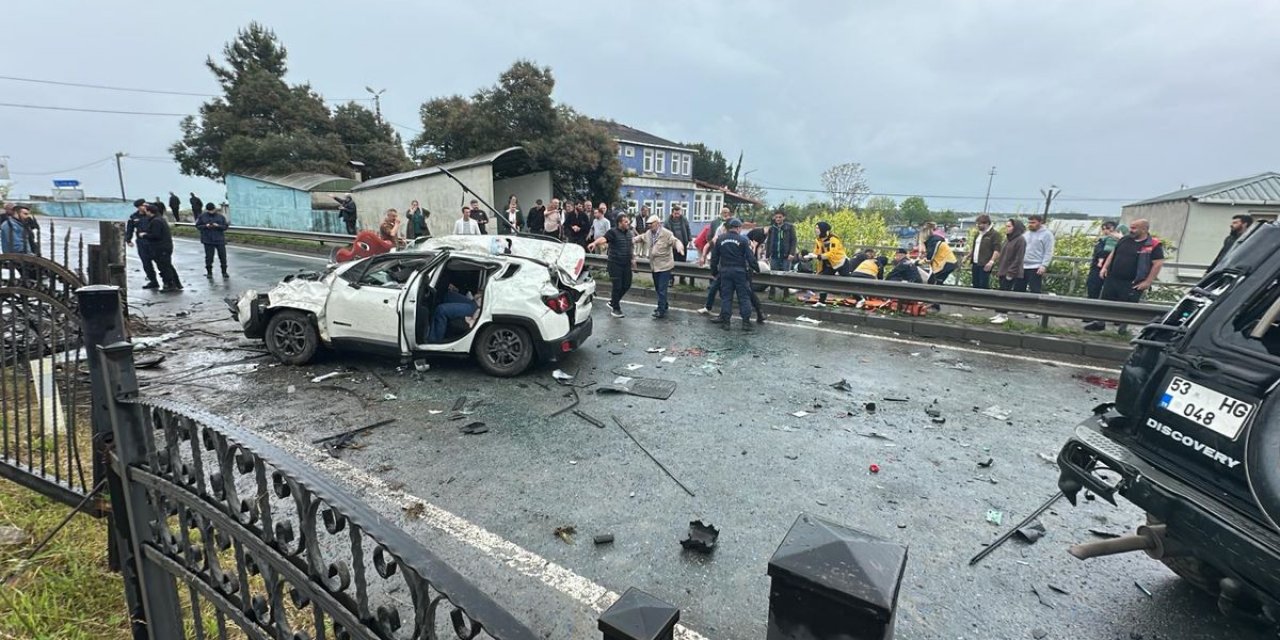 Takla Atan Cip, Karşı Şeritteki Başka Bir Cipin Üzerine Düştü: 1 Ölü, 7 Yaralı