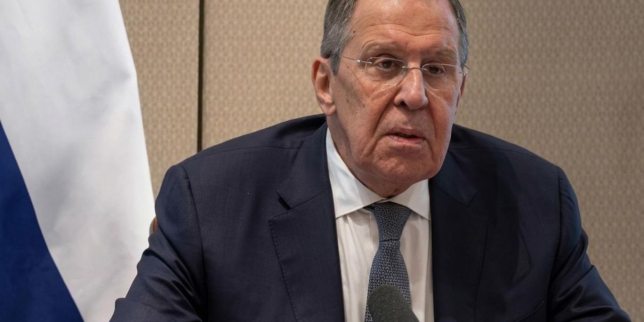 Rusya Dışişleri Bakanı Lavrov'dan Gazeteciye Tehdit: Bırakmazsan Sana Silah Çekecekler
