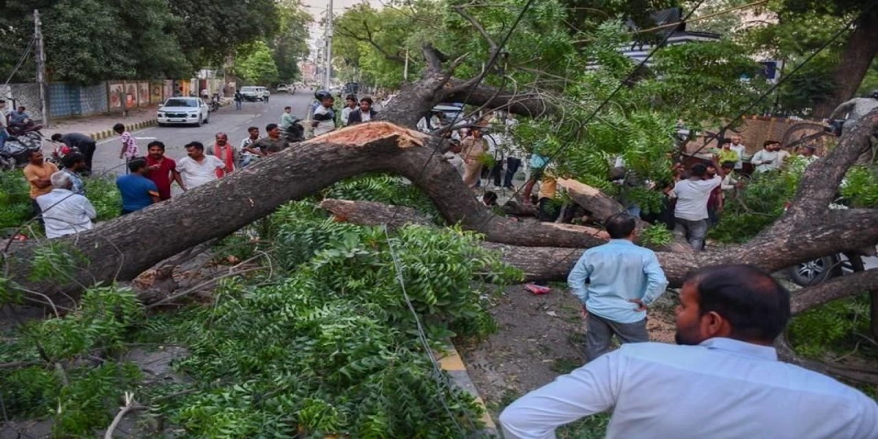 Fırtına Can Aldı! Hindistan'da 111 Kişi Hayatını Kaybetti