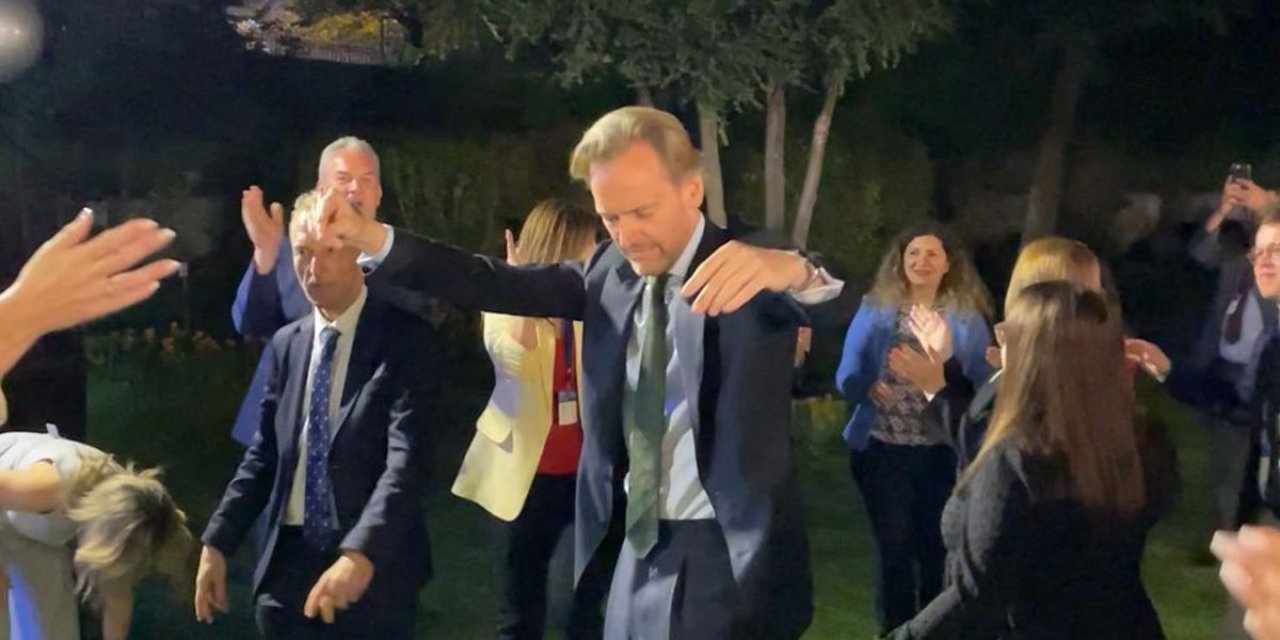 Diplomasi Erik Dalı'nın Ritmine Kapıldı! Belçikalı Büyükelçi Oynadı, Fransa’dan Meydan Okuma Geldi