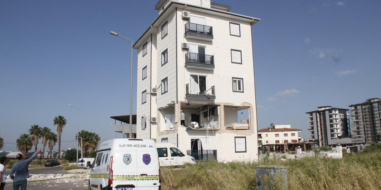 Antalya'da Apartman Dairesinde Patlama