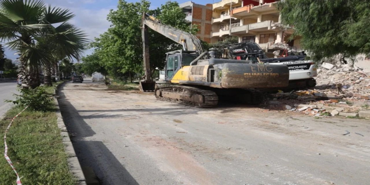 Hatay'da İş Makinesine Saplanan Otomobilin Sürücüsü Hayatını Kaybetti