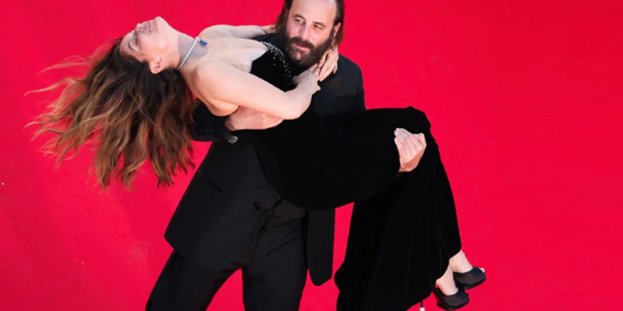 Cannes'a Damga Vurdu: Fransız Model Laetitia Casta'nın Ayağı Kırmızı Halıya Değmedi