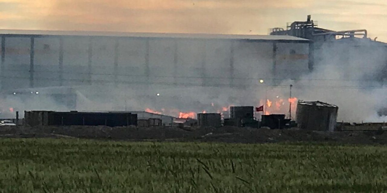 Konya'da Kağıt Fabrikasında Çıkan Yangına Müdahale Ediliyor