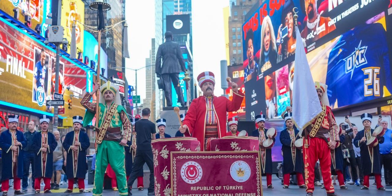 Milli Savunma Bakanlığı Mehteran Birliği Times Meydanı'nda Performans Sergiledi