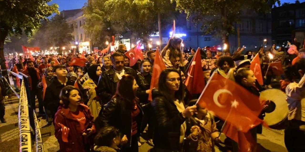 Yurtta 19 Mayıs Etkinlikleri Kapsamında Fener Alayı Düzenlendi