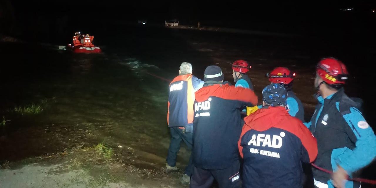 Bursa'da Su Seviyesi Yükselen Derede Mahsur Kalan 4 Kişi Kurtarıldı
