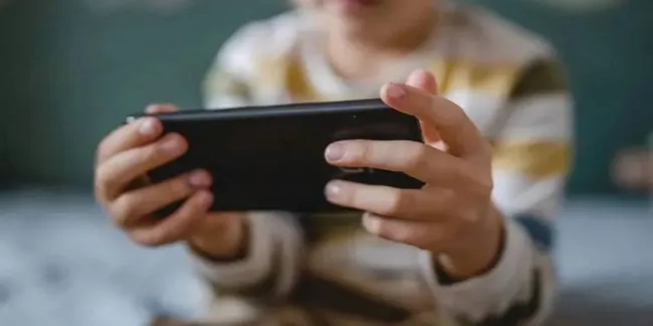 15 Yaş Altına Sosyal Medya Düzenlemesi Geliyor! Bakan Göktaş: “Türkiye’ye Özgü Model Geliştirdik”