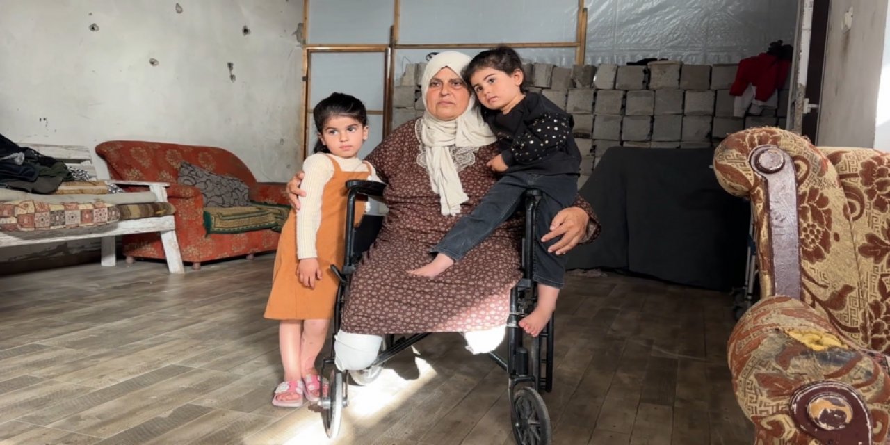Tekerlekli Sandalyeye Mahkum Filistinli Nine, Yetim Kalan Torunlarına Bakmaya Çalışıyor