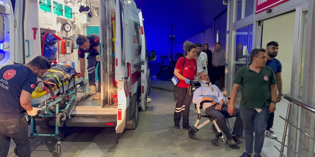 Adana'da Traktörle Otomobilin Çarpıştığı Kazada 4 Kişi Yaralandı