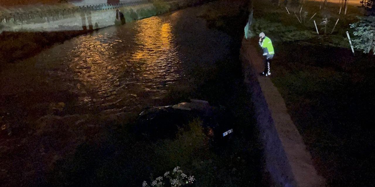Otomobil Dereye Uçtu, Sürücü Kaçtı