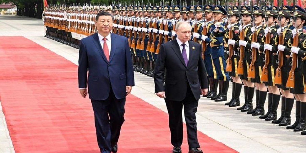 Şi'den Trump'a Üstü Kapalı Gönderme! Putin'i Kırmızı Halıyla Karşıladı