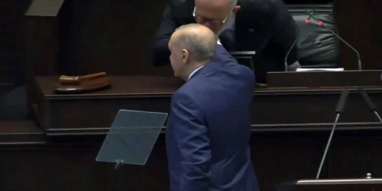 AK Parti Grubuna Damga Vuran An: Cumhurbaşkanı Erdoğan Fark Edip Elini Çekti