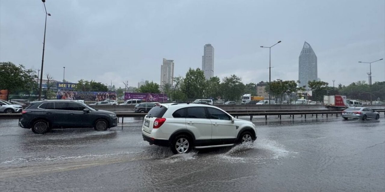 İstanbul'un Bazı Bölgelerinde Sağanak Etkili Oldu