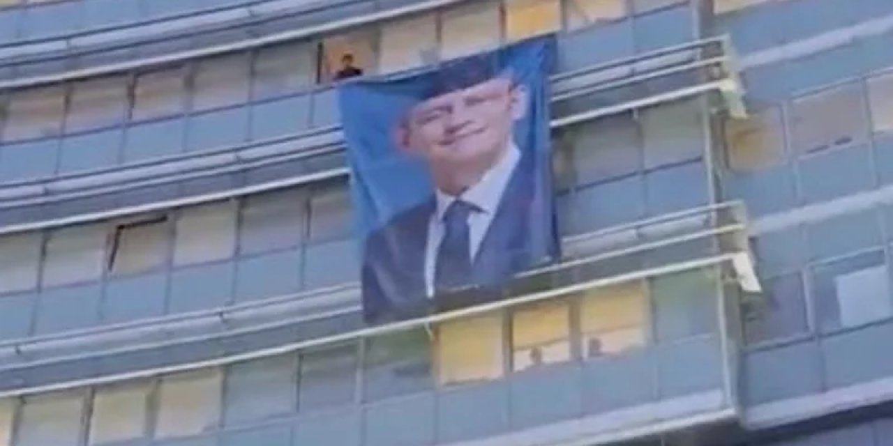 CHP Genel Merkezi'ne Özgür Özel Posteri Asıldı