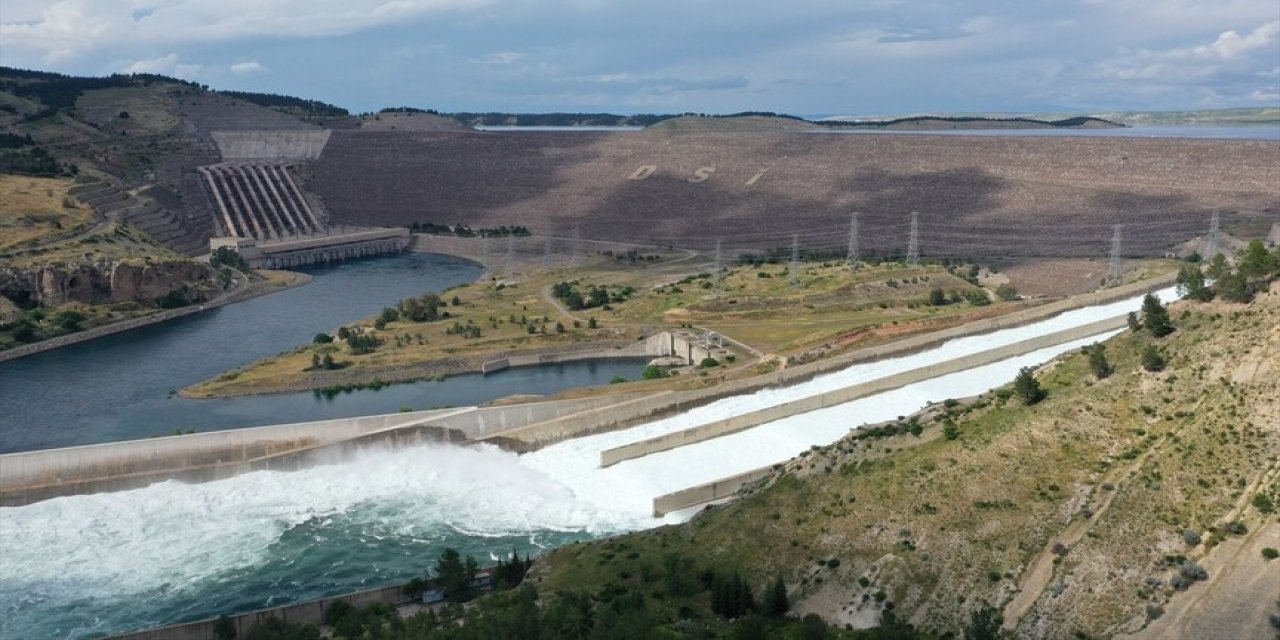 Atatürk Barajı'nda Tahliye Kapakları 7 Yıl Sonra Açıldı