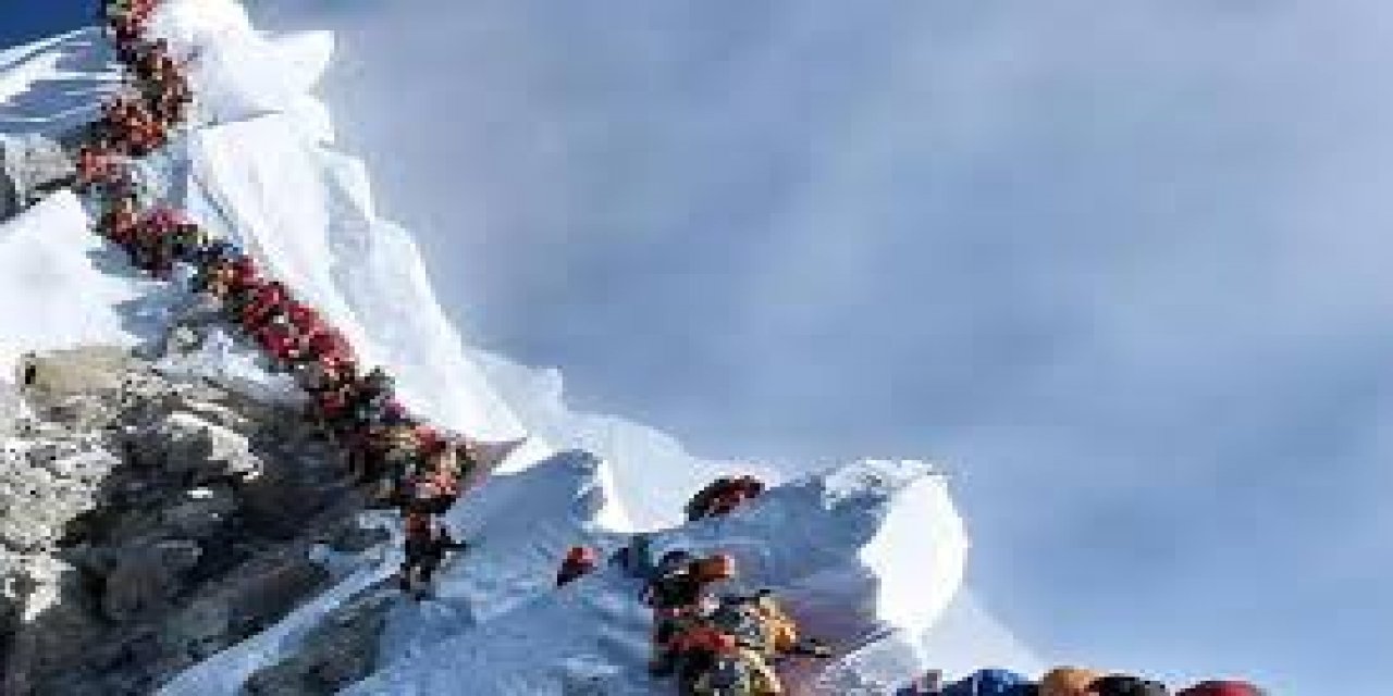2 Hint Dağcı Everest Dağı'ndan İniş Sırasında Hayatını Kaybetti