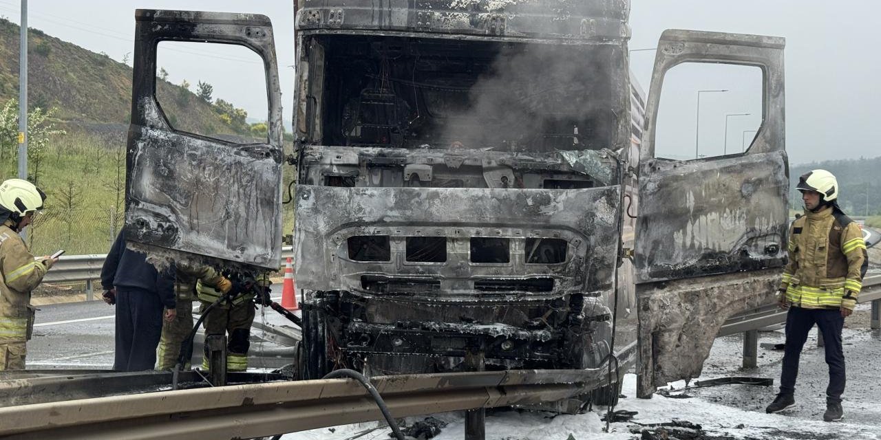 İstanbul'da Bariyerlere Çarpan Tır Yandı