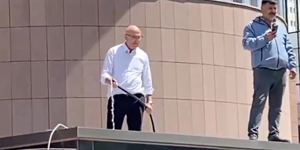 Mahmut Tanal Elinde Hortumla Çatıya Çıktı: Açın Suyu
